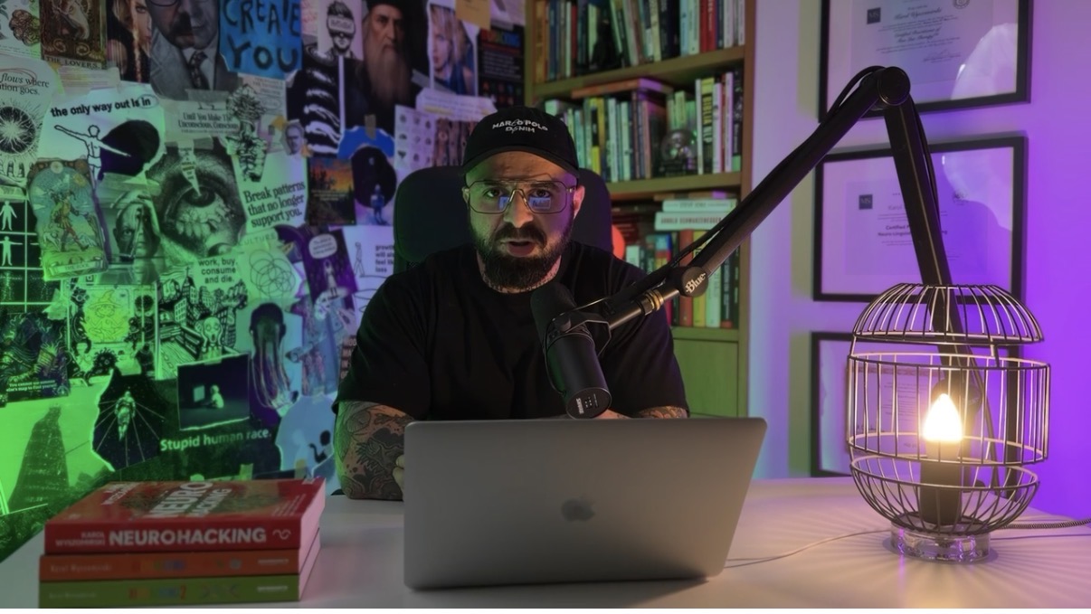 Karol Wyszomirski przy mikrofonie w studiu podcastowym
